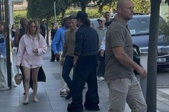 Troppa folla in un negozio di Chanel. Negato l'ingresso a JLo