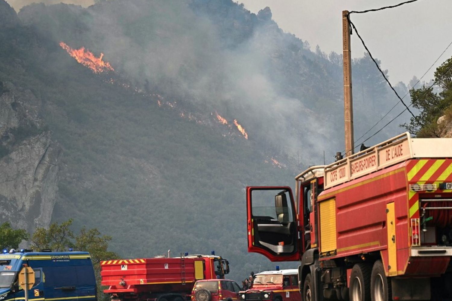 La Francia brucia, si spera nella brezza marina
