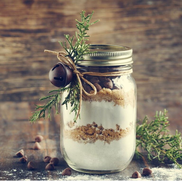 Gift in a jar: la riscoperta del regalo fai da te. Considerando l’attuale valore del tempo, fare (o ricevere) un regalo handmade è particolarmente apprezzato. L’ultima frontiera del fai-da-te è il Gift in a Jar, coerente con la riscoperta di un rapporto più diretto con la terra da parte delle Millennials (3 su 10 hanno un piccolo orto). Il principio è quello di (ri)utilizzare barattoli e vasi delle conserve e riempirli con qualcosa di speciale che il beneficiario dovrà preparare, allestire o completare.