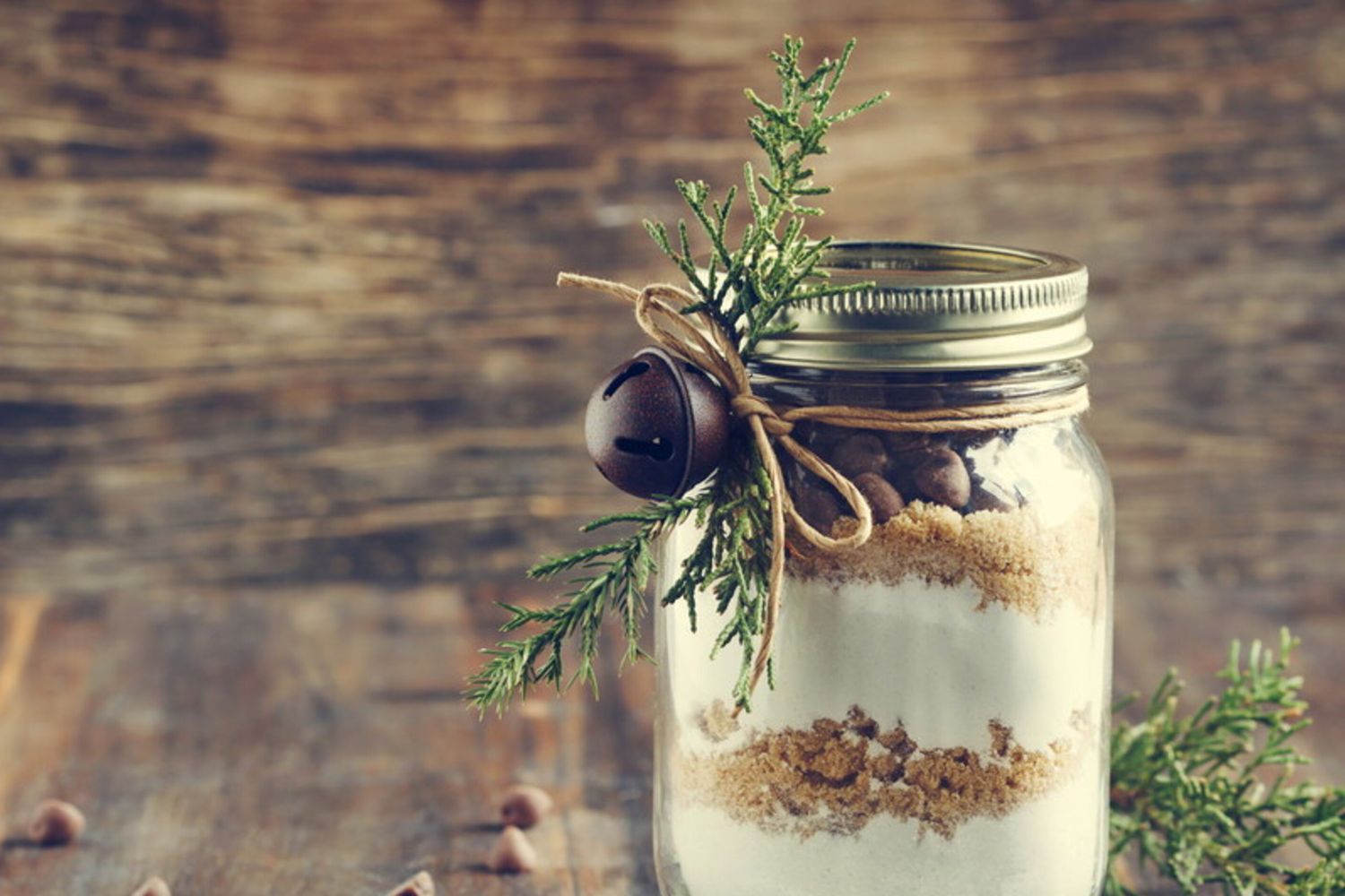 Gift in a jar: la riscoperta del regalo fai da te. Considerando l’attuale valore del tempo, fare (o ricevere) un regalo handmade è particolarmente apprezzato. L’ultima frontiera del fai-da-te è il Gift in a Jar, coerente con la riscoperta di un rapporto più diretto con la terra da parte delle Millennials (3 su 10 hanno un piccolo orto). Il principio è quello di (ri)utilizzare barattoli e vasi delle conserve e riempirli con qualcosa di speciale che il beneficiario dovrà preparare, allestire o completare.