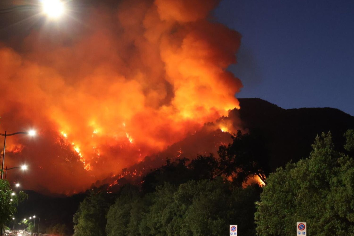 Incendio sul Vesuvio