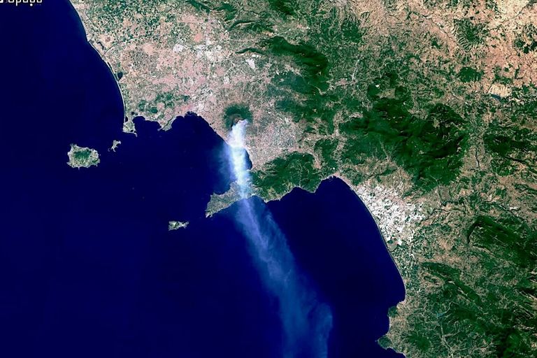 Brucia il Vesuvio, in azione anche l&#39;esercito. Il governo decreta l&#39;emergenza nazionale