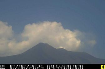 Nuova eruzione dell&#39;Etna, colata lavica a 3mila metri. Allerta arancione per i voli