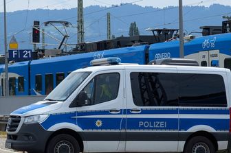 Si appende alla maniglia di un treno ad alta velocità. Salvato dal macchinista