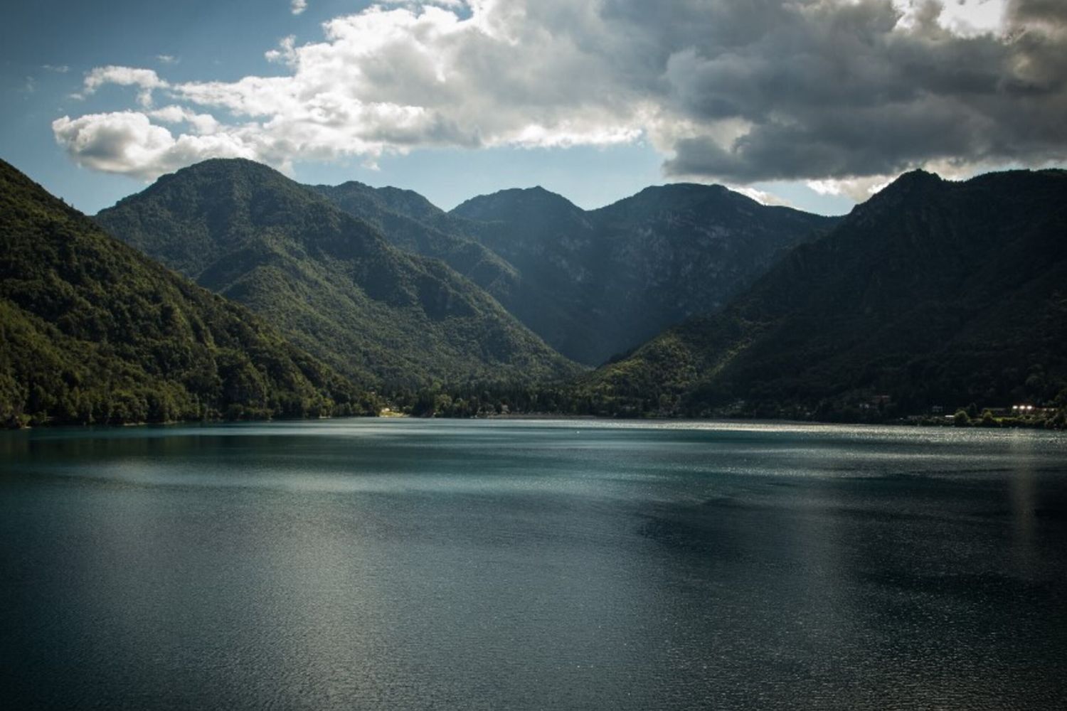 Imprenditore muore dopo un tuffo nel lago di Ledro