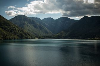 Imprenditore muore dopo un tuffo nel lago di Ledro