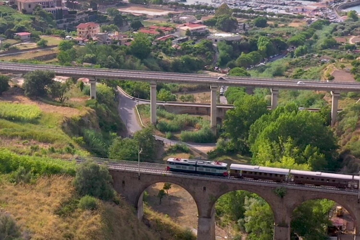 In viaggio lungo la Costa degli Dei, torna il treno storico