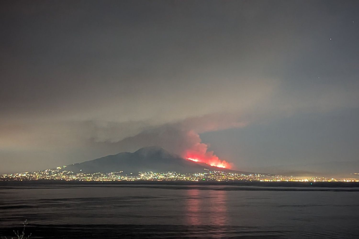 Il Vesuvio in fiamme visto da Sorrento