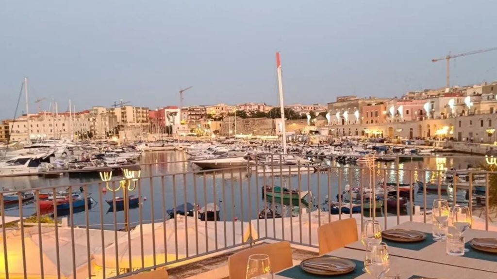 Polemica social per il sovrapprezzo sui pomodorini rimossi dalla pizza. Il titolare, "è stato un errore"