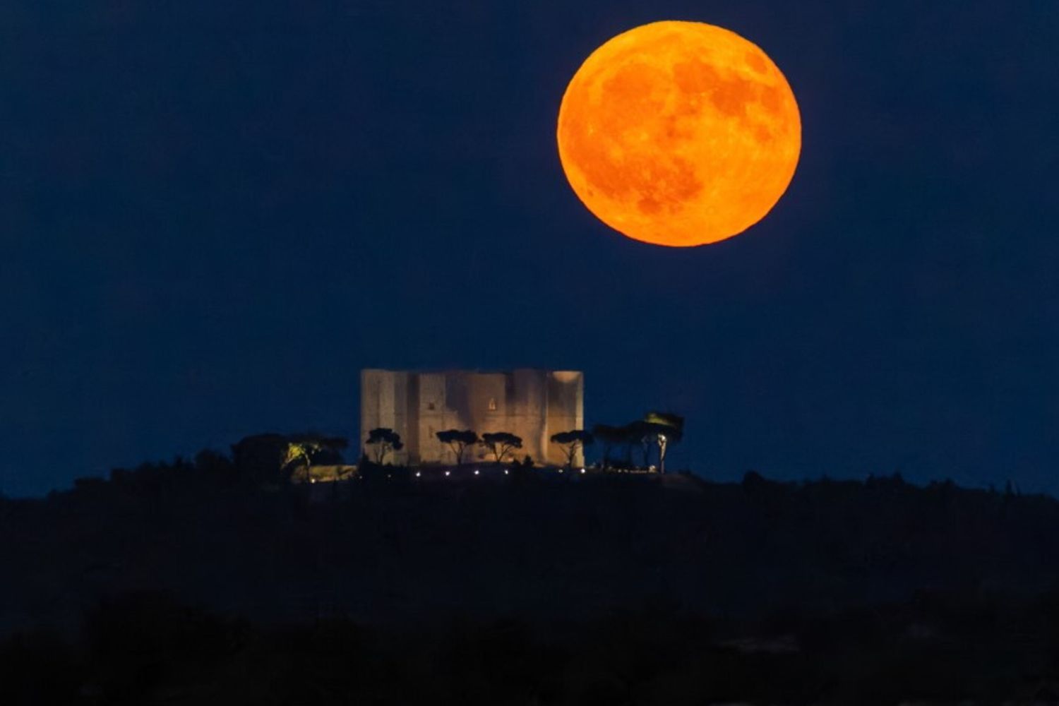 Castel del Monte e la luna piena. La BBC cita Andria tra gli 8 luoghi magici del mondo