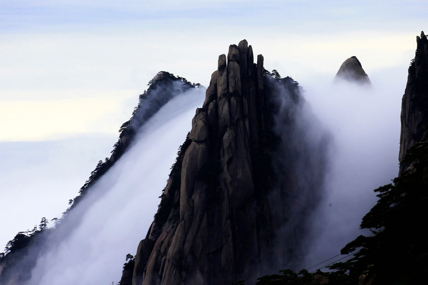 Nuvole sulle montagne di Huangshan vicino la citt&agrave; di Huangshan