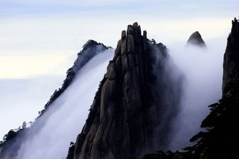 Nuvole sulle montagne di Huangshan vicino la citt&agrave; di Huangshan