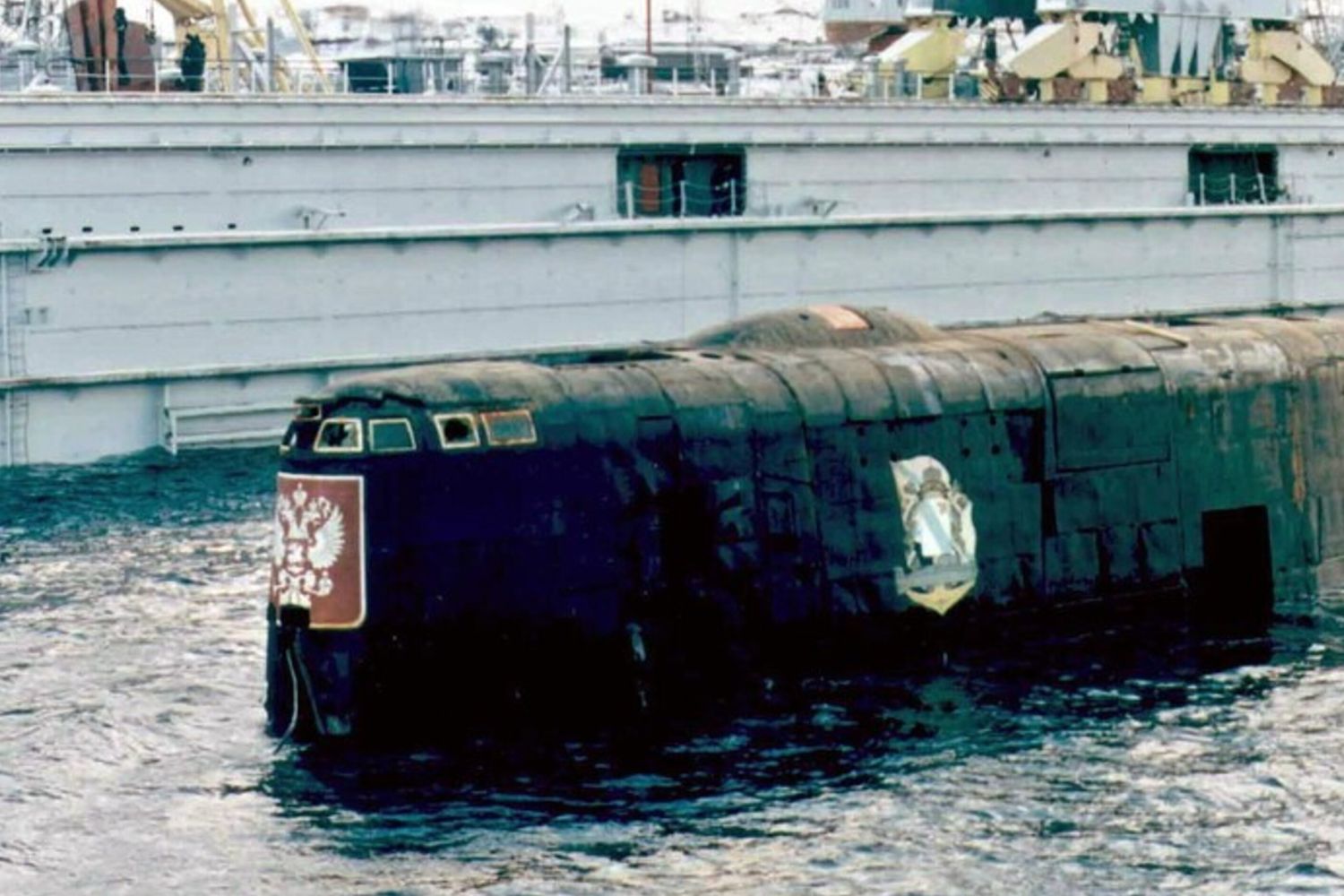 Il relitto del Kursk rimorchiato in porto dopo il recupero