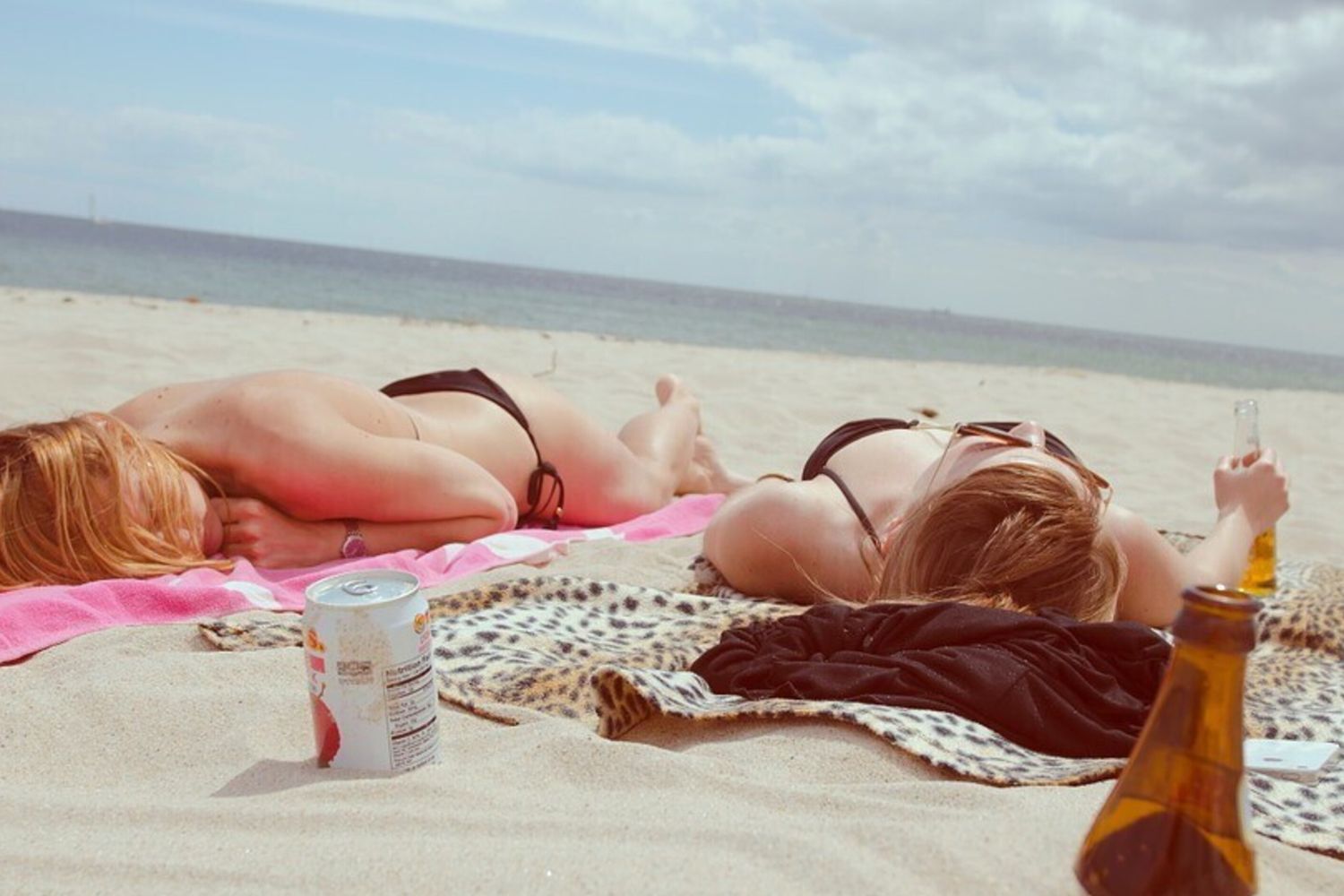 Abbronzarsi fino a scottarsi, allarme per il nuovo trend sui social