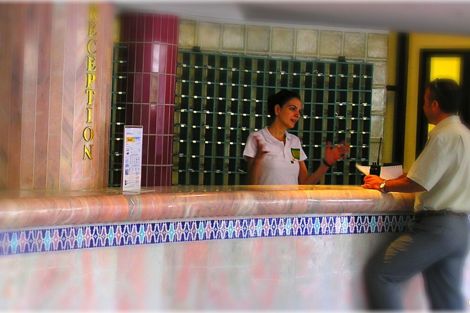 Furto di documenti d'identità durante il check-in, già coinvolti almeno dieci hotel in Italia