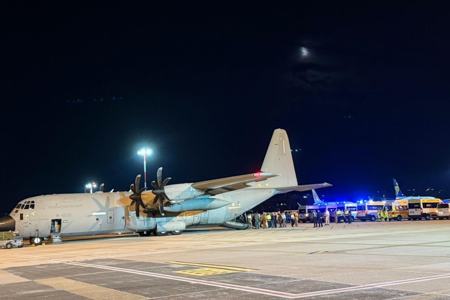 L'arrivo a Roma del volo speciale con sei bambini di Gaza feriti