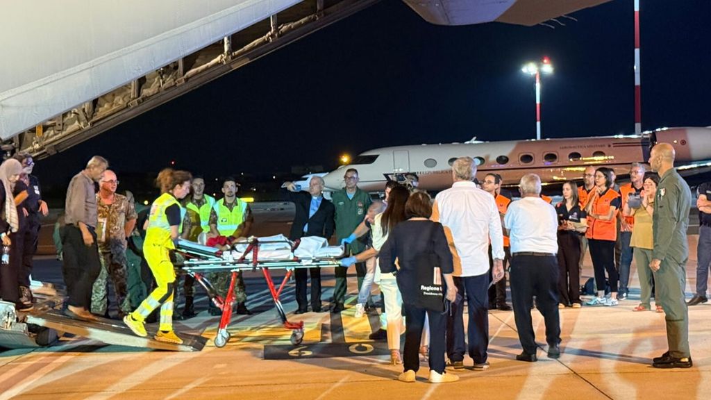 L'arrivo a Roma del volo speciale con sei bambini di Gaza feriti
