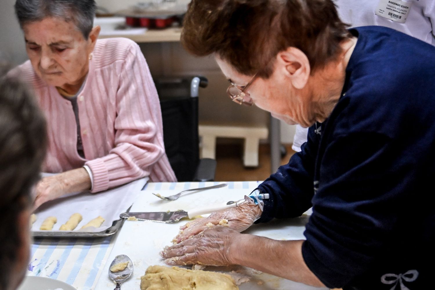 Don Gnocchi - Centro S. Maria ai Colli. Presidio sanitario Ausiliatrice. Nella foto donne anziane in cucina: dopo l'ictus il ripristino del collegamento mani-cervello avviene anche impastando