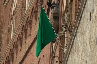 La bandiera verde esposta a piazza del Campo a Siena