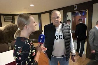 La provocazione di Lavrov, ad Anchorage con la felpa &#39;URSS&#39;