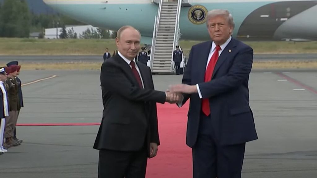 Alle 21.10 la stretta di mano tra Trump e Putin