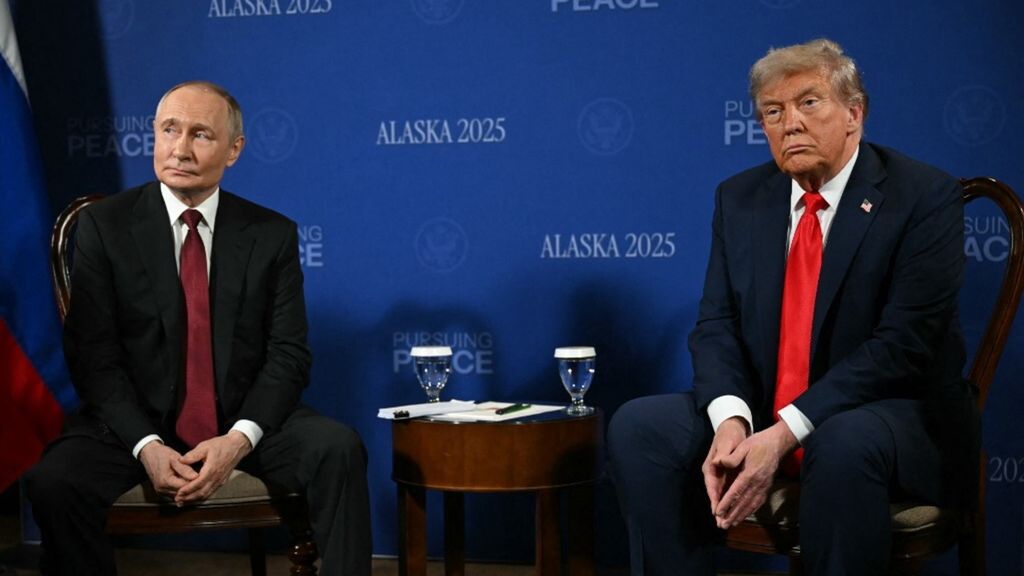 La stretta di mano tra Trump e Putin all'aeroporto di Anchorage. Al via il vertice