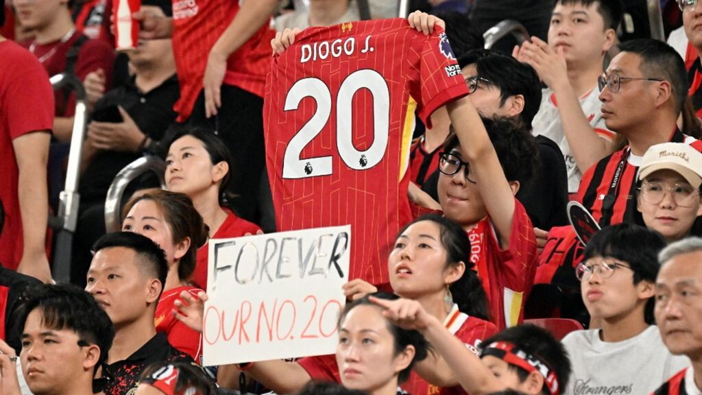 L'omaggio da brividi dei tifosi del Liverpool a Diogo Jota e al fratello [VIDEO]