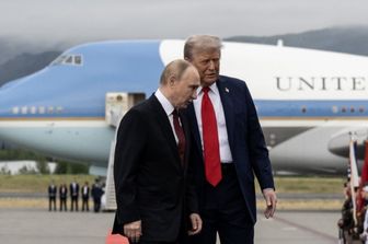 Complottisti scatenati per l&#39;aereo di Putin nella base Usa