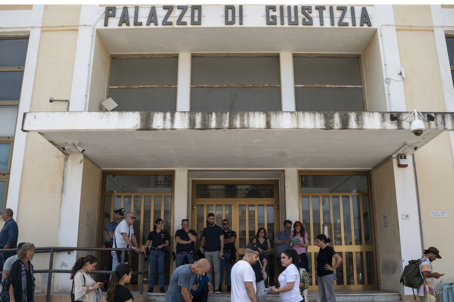 Donna partorisce in spiaggia da sola e poi in ospedale rinuncia alla neonata