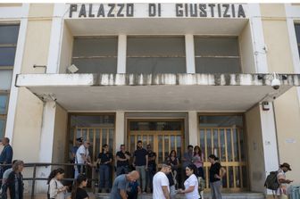 Donna partorisce in spiaggia da sola e poi in ospedale rinuncia alla neonata