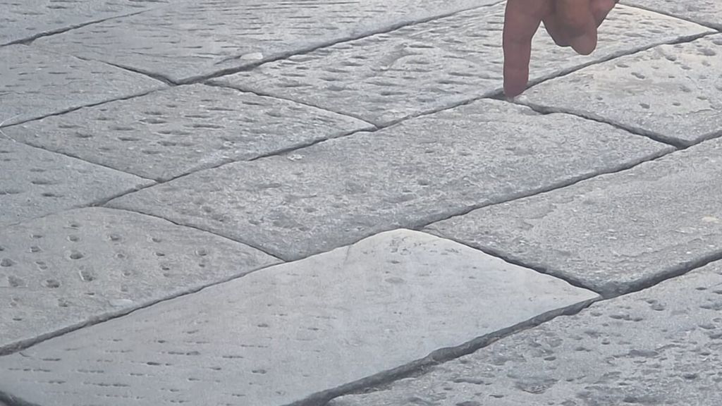 Con la carrozzina bloccata in una buca, l'odissea di un'avvocatessa per avere un aiuto