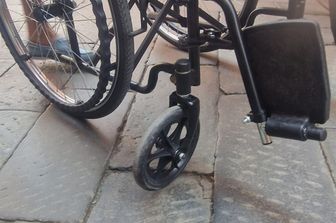 Con la carrozzina bloccata in una buca, l'odissea di un'avvocatessa per avere un aiuto