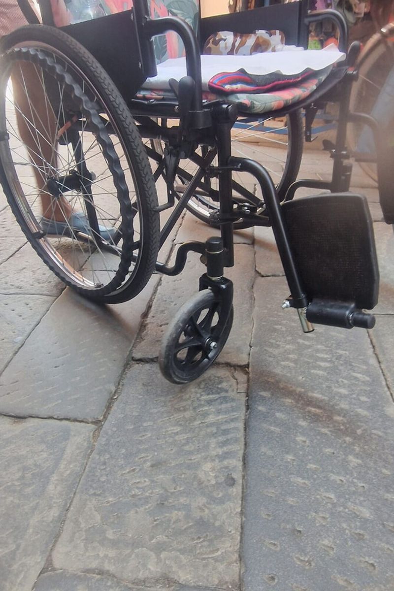 Con la carrozzina bloccata in una buca, l'odissea di un'avvocatessa per avere un aiuto