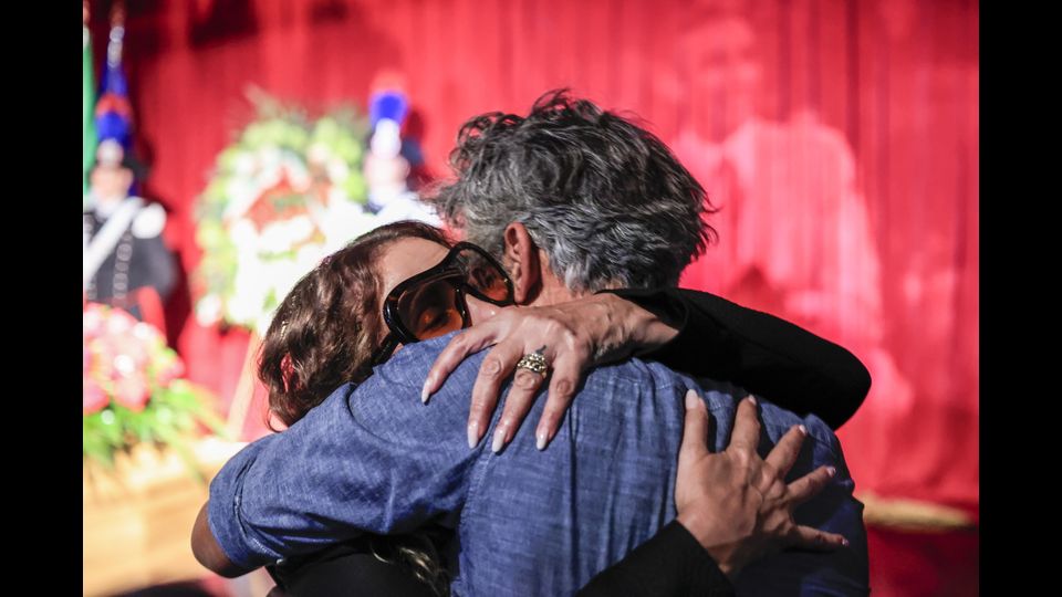 L'abbraccio tra Fiorello e Tiziana Baudo