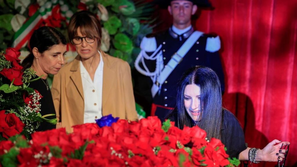 Camera ardente per Pippo Baudo al Teatro delle Vittorie. Nella foto, Giorgia, Paola Cortellesi e Laura Pausini