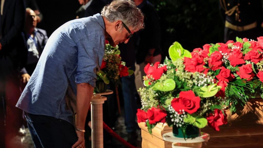 Rosario Fiorello davanti al feretro di Baudo