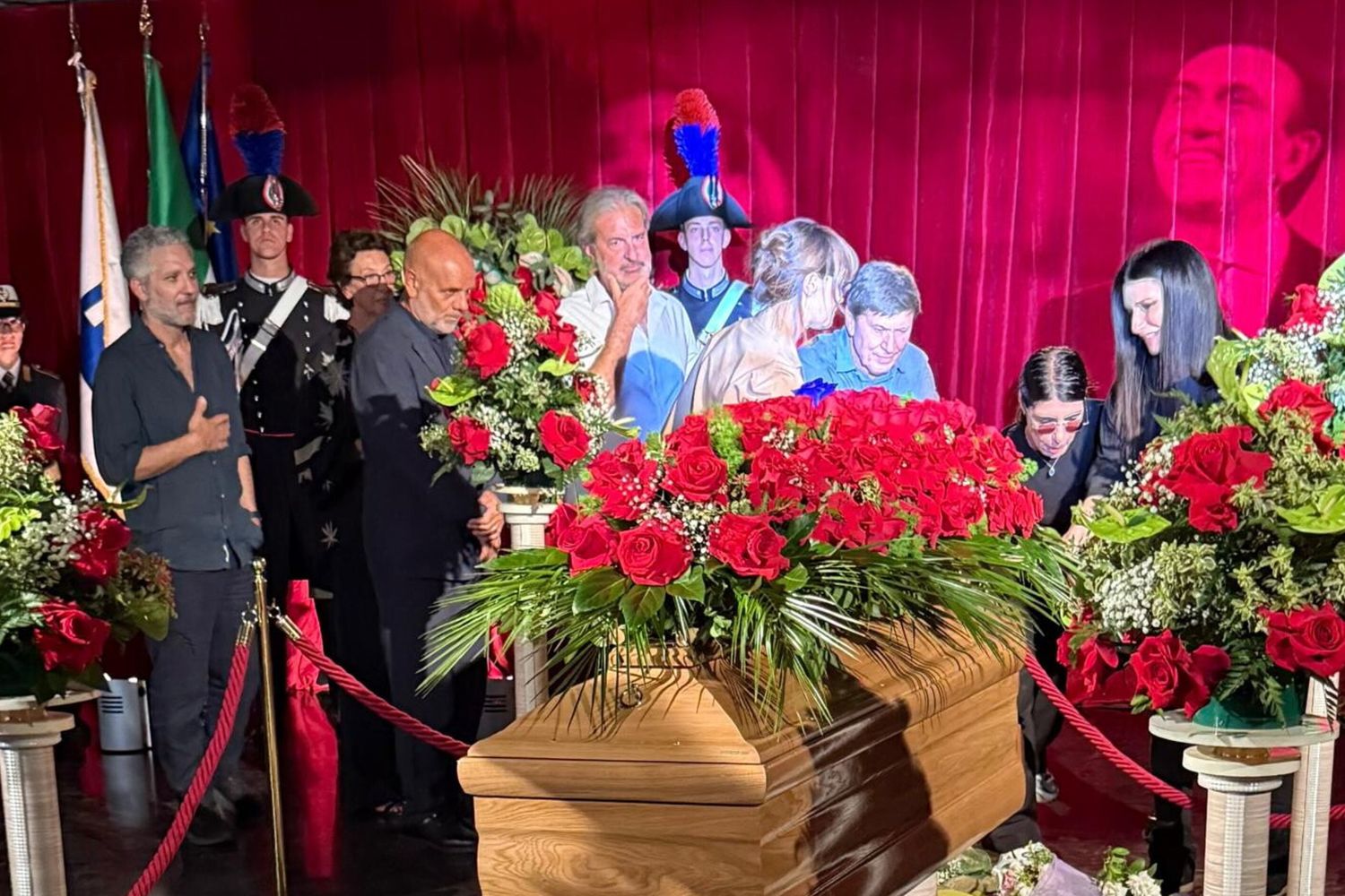 Beppe Fiorello, Paola Cortellesi, Laura Pausini, Gianni Morandi e Giorgia alla camera ardente di Pippo Baudo