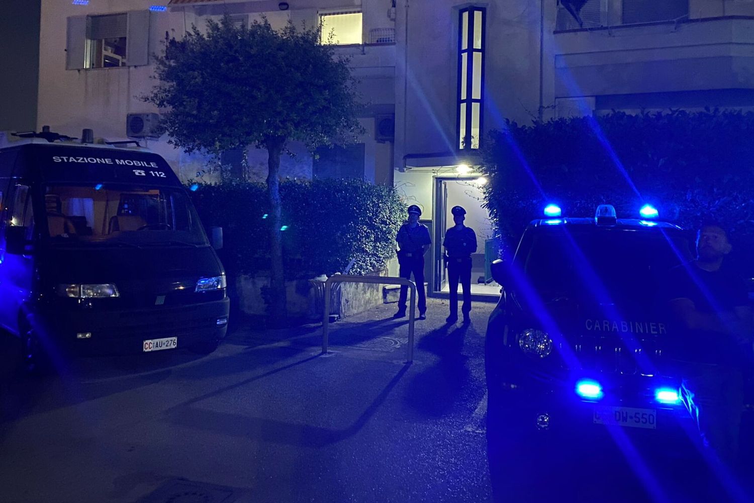 Carabieri sul luogo dell'omicidio a Giuliano