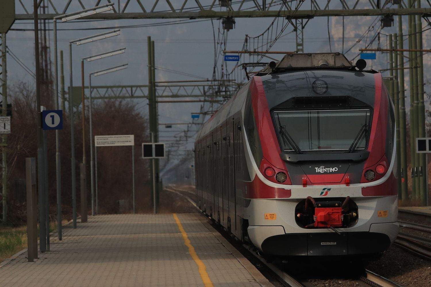 Scontro tra treno regionale e merci a Trento, tre feriti e linea sospesa