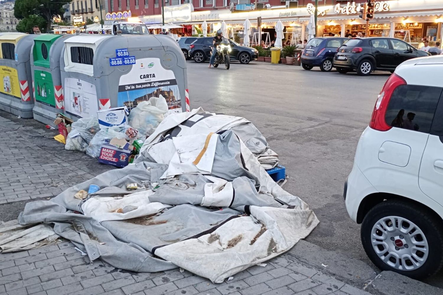 Napoli, gommone tra i rifiuti