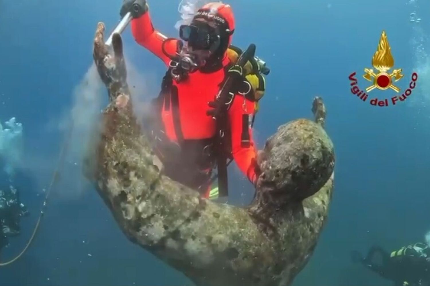Il restyling del 'Cristo degli Abissi' a 18 metri di profondità. Il lavoro dei vigili del fuoco [VIDEO]
