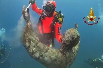 Il restyling del 'Cristo degli Abissi' a 18 metri di profondità. Il lavoro dei vigili del fuoco [VIDEO]