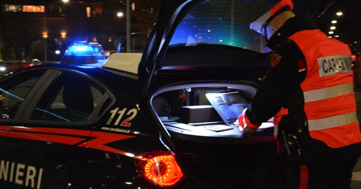 Chiede sesso a una donna in cambio di un 