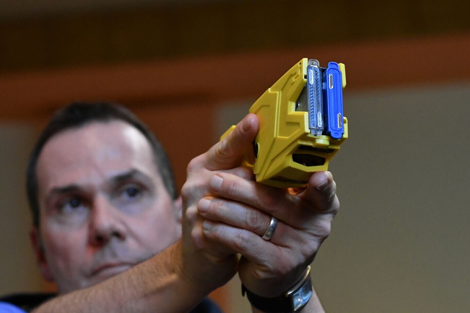 Provoca un incidente e poi si barrica in casa, fermato con il taser