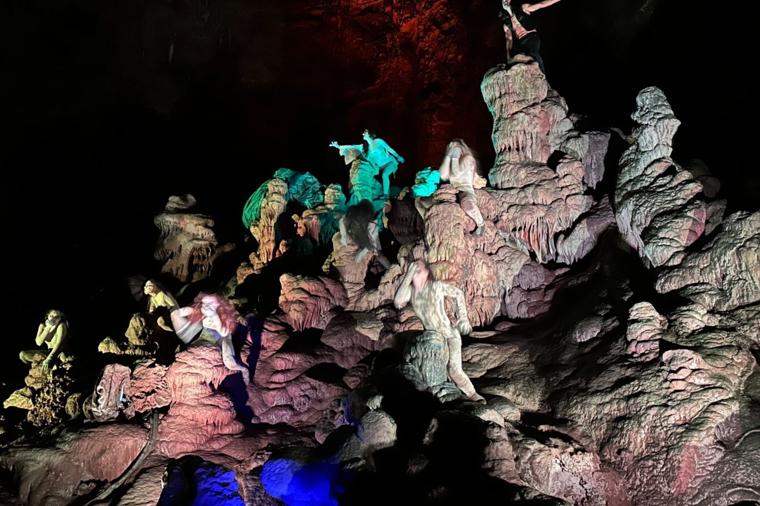 Così l'Inferno di Dante rivive nelle Grotte di Castellana