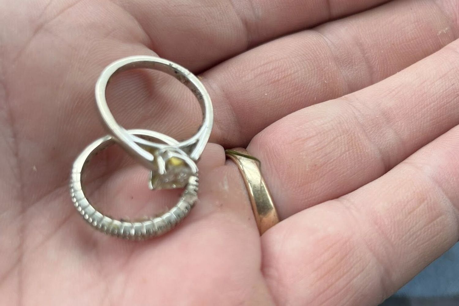 Ritrova fedi nuziali in discarica