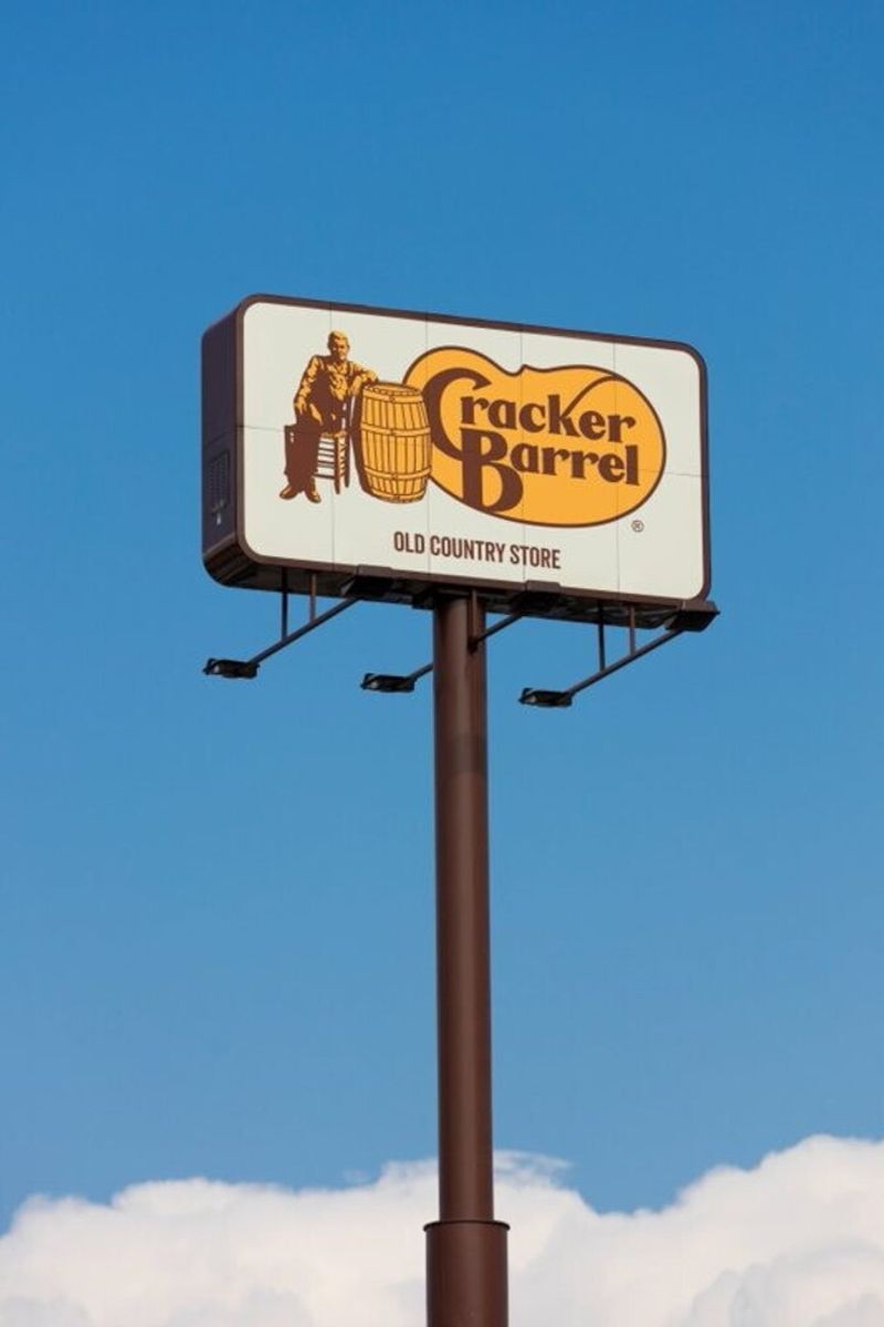Cracker Barrel ritorna al suo vecchio logo