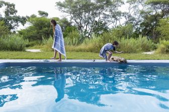 Bambini in piscina