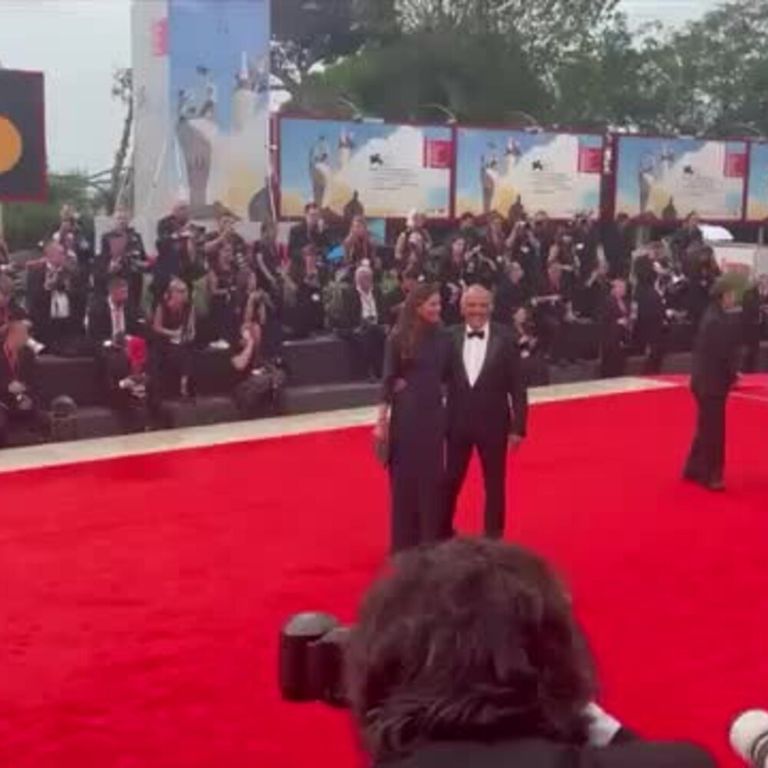 Venezia 82, il direttore della Mostra Alberto Barbera sul red carpet con la moglie Giulia Rosmarini