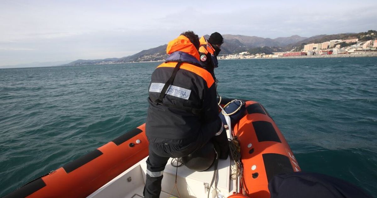 Cade da una barca a vela e muore risucchiato dall